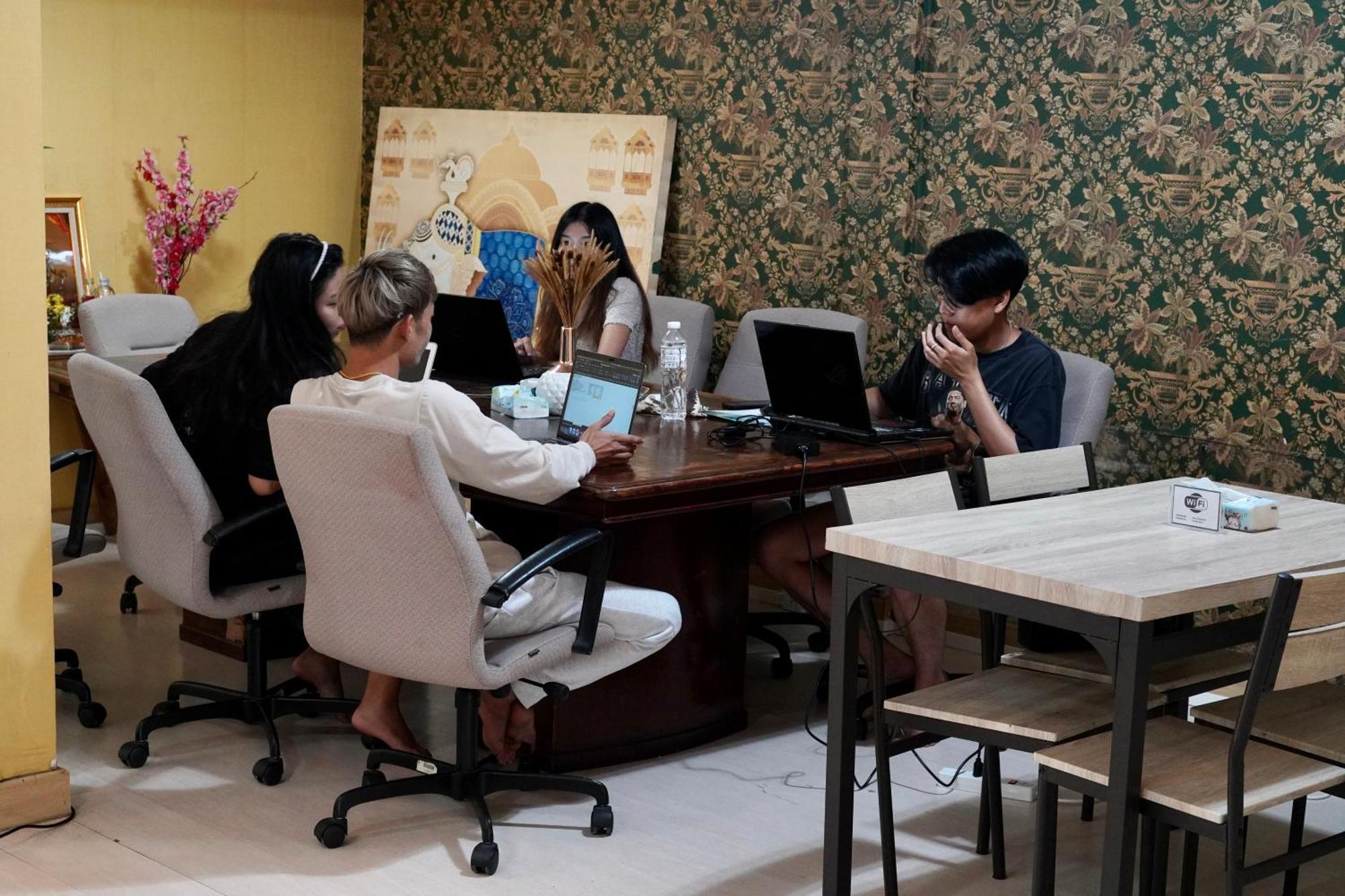 Sura Hostel Bangkok Near Mrt Phra Ram 9 Eksteriør bilde